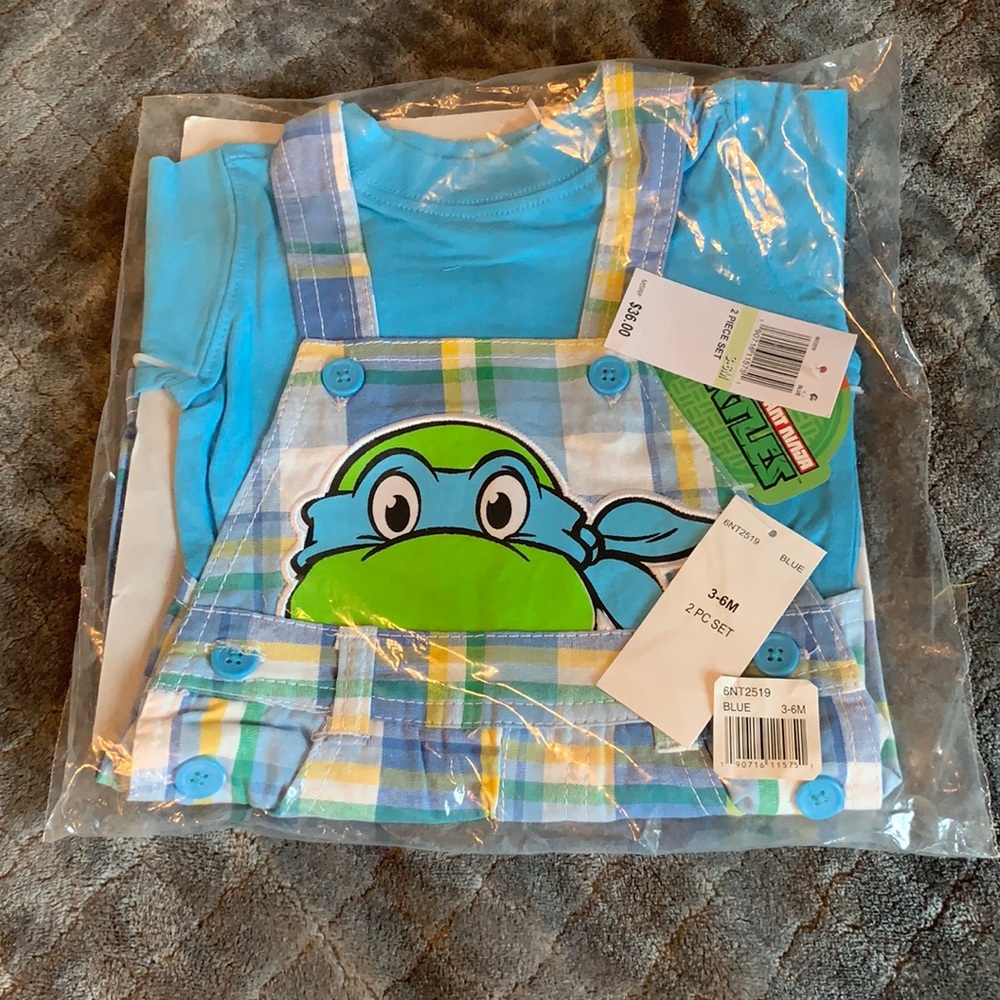 NWT Ninja Turtle set. Perfect condition